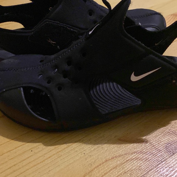Children’s 3Y Nike Black Velcro Sandals - Picture 2 of 3